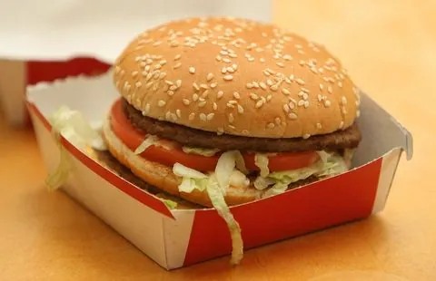 Hamburguesa manipulada con IA
