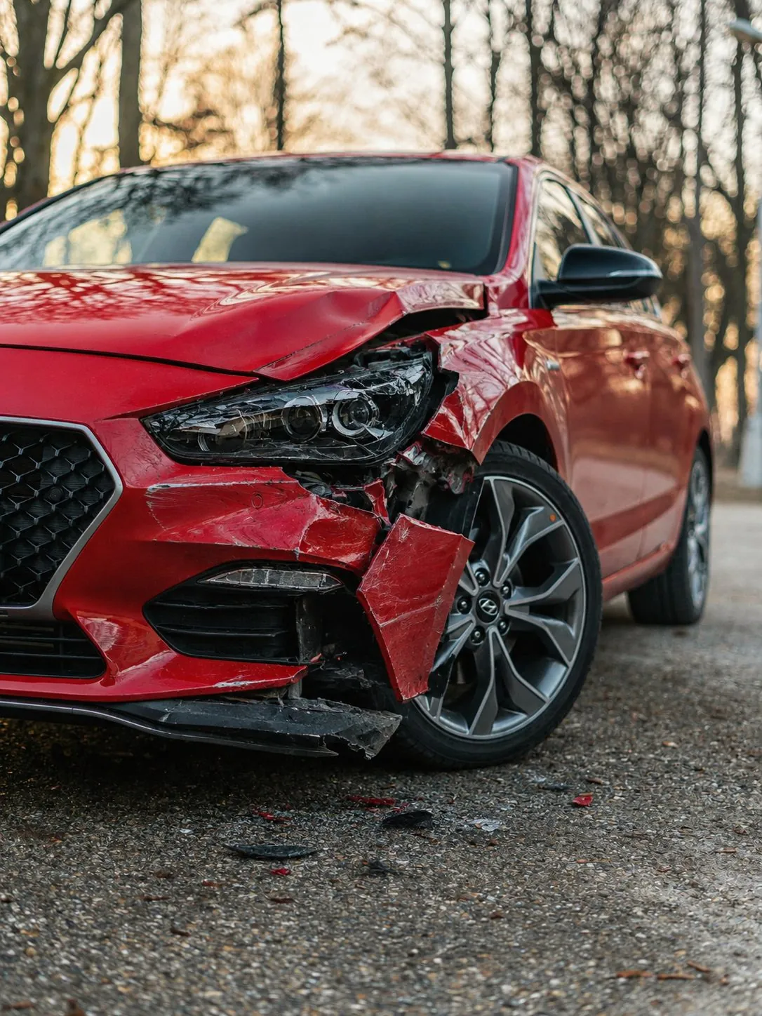 Foto de siniestro: auto con el frente dañado, daño agregado con IA